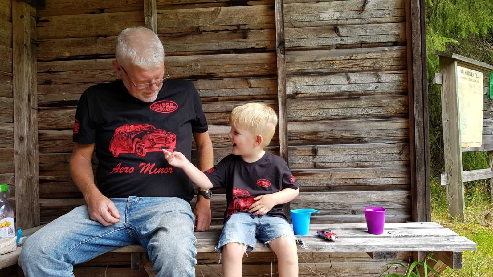 Anders och barnbarnet Collin med t-shirts tryckta hos cvea.se